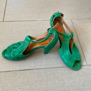 Miz Mooz peep toe wedges. Vintage style beautiful rich fern green color size 8